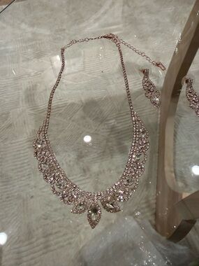 Fashion Jewelry Rose Gold Crystal Statement Necklace with Matching Earrings